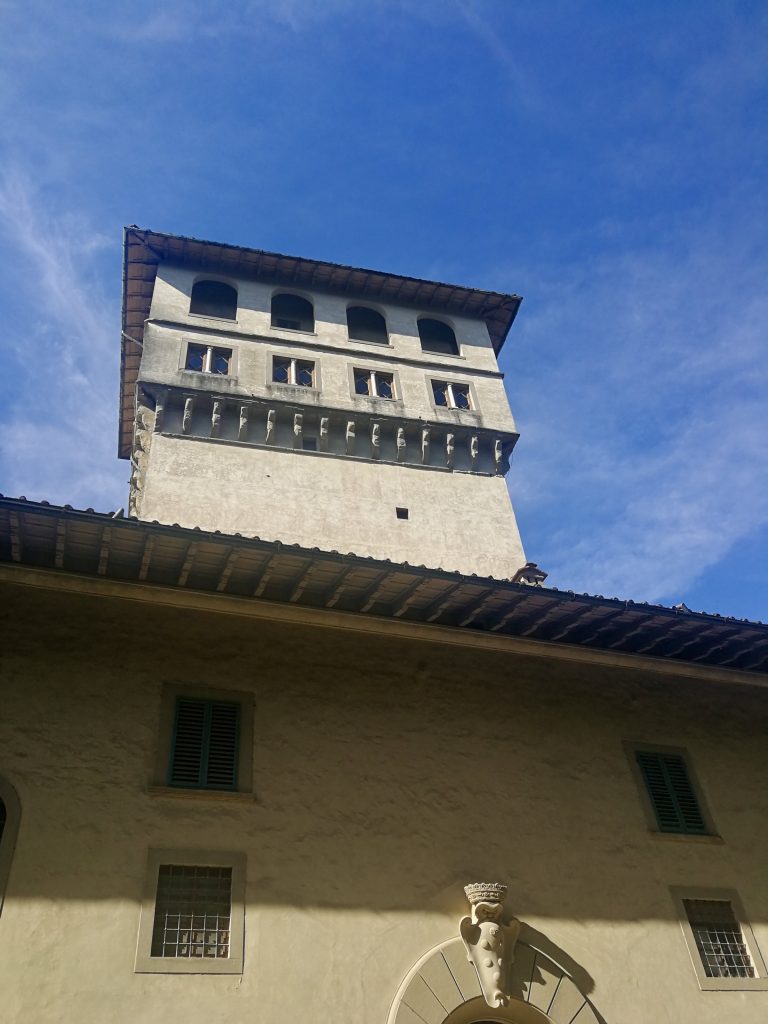 Torre medievale di Villa La Petraia, con parte della dimora e stemma Medici - Lorena.