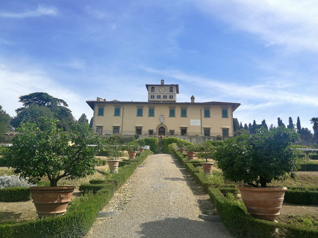 Villa La Petraia, vista di fronte, dal basso. Siepi basse, scale con edera, agrumi.