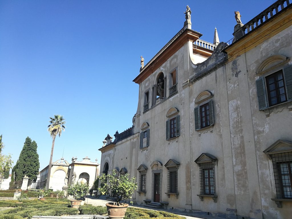 Villa Corsi Salviati - retro della villa e palma.