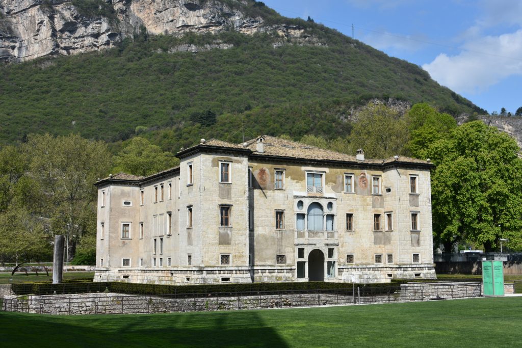 Palazzo delle albere: struttura come una fortezza e dietro montagne.