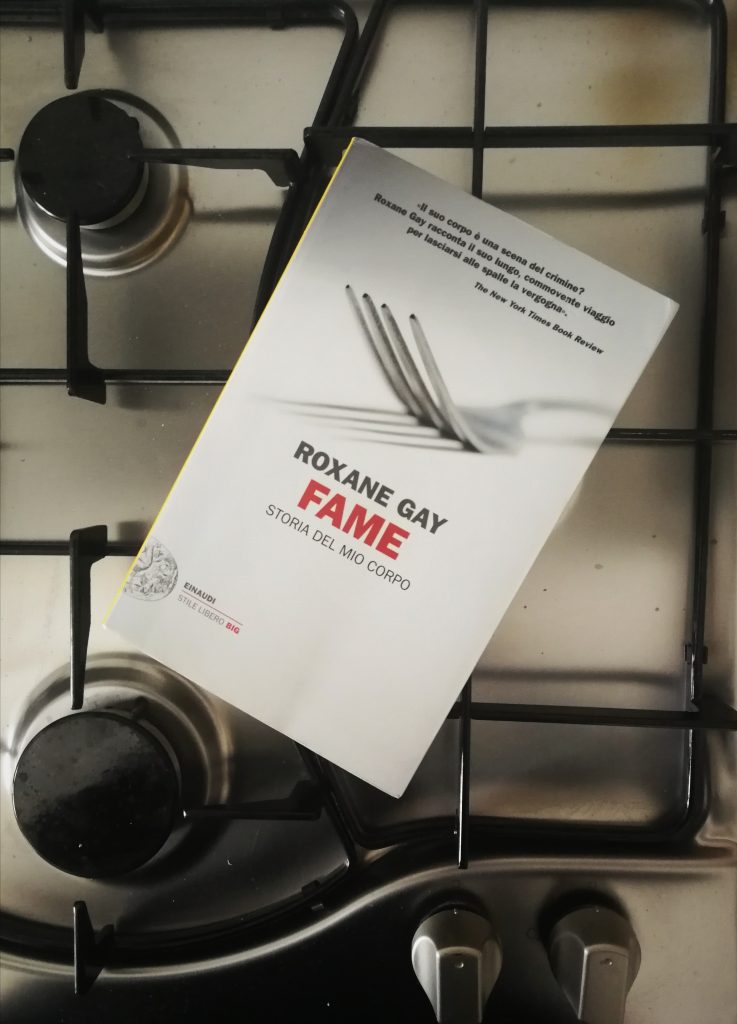 Copertina del libro su piano di cottura di fornelli a gas.