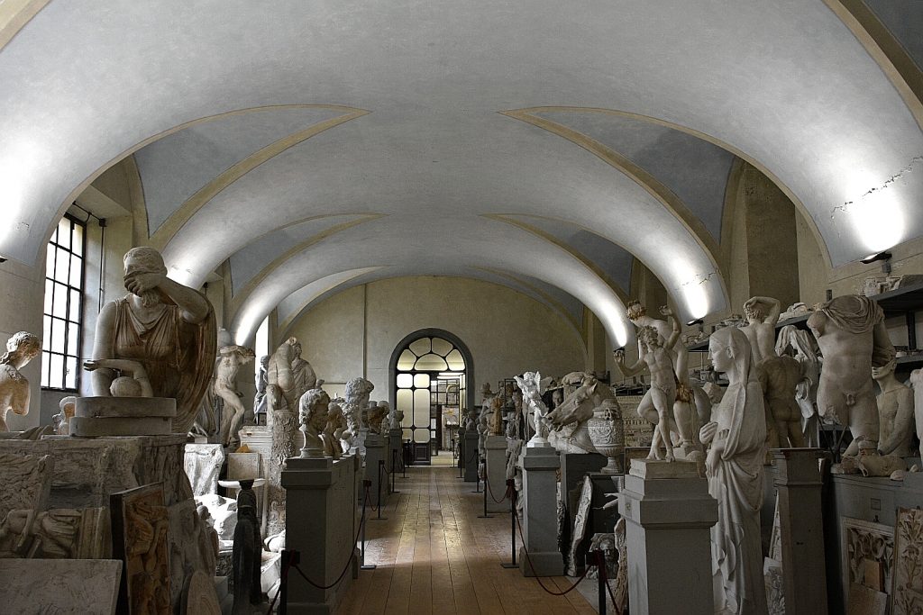 Stanza con tanti gessi di varie dimensioni.