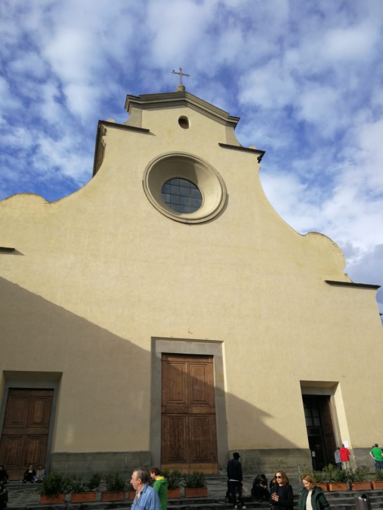Facciata di chiesa con rosone al centro.