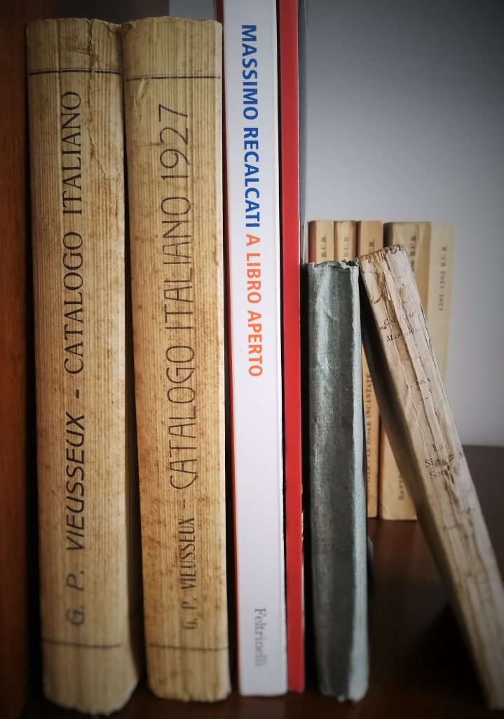 Costole dei libri: catalogo italiano 1927 del Gabinetto Vieusseux, il libro di Recalcati e altri.