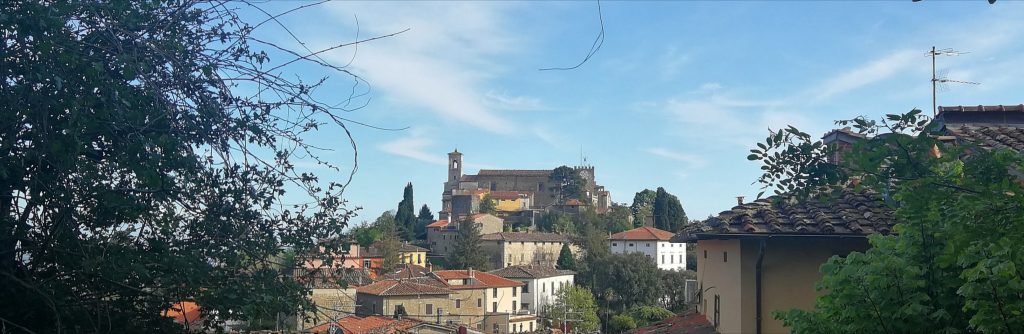 Montecantini Alto, si vede un campanile e case, alberi.