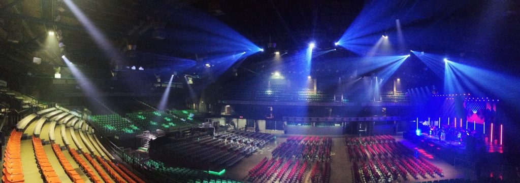 Interno del Mandela Forum ancora vuoto, luci blu.