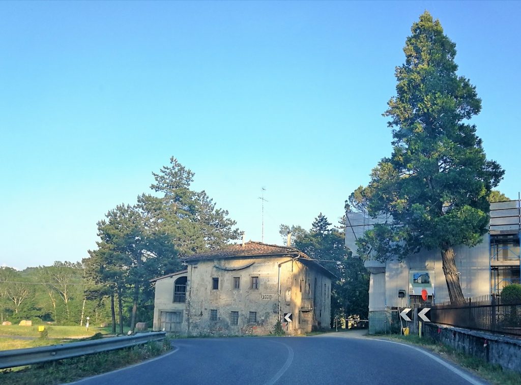 Casa sul ciglio di una strada, "osso di balena" sotto la grondaia. Accanto c'è la villa medicea in ristrutturazione.