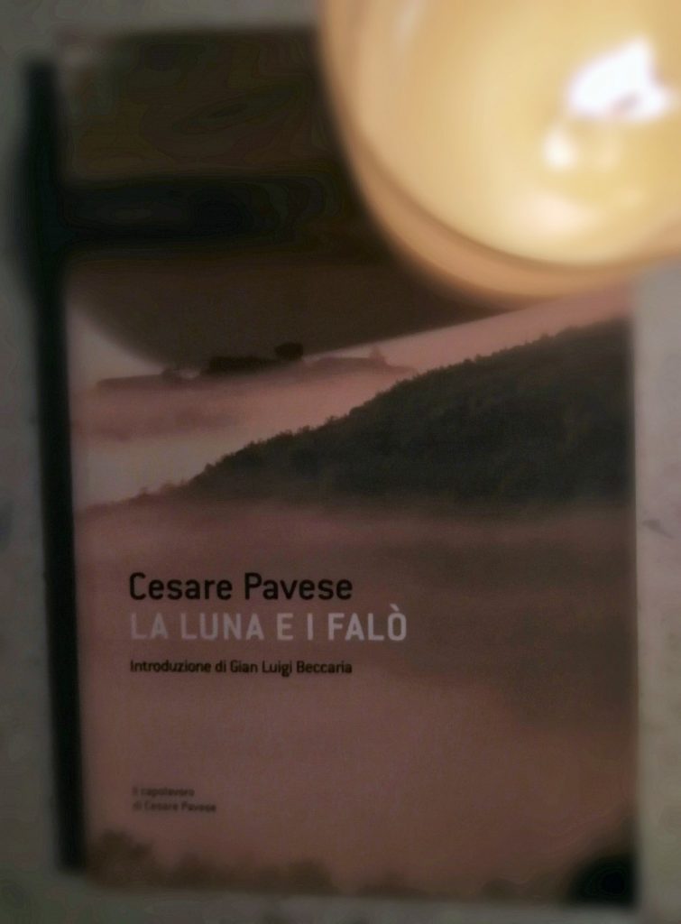 Copertina del libro con sopra una candela accesa.