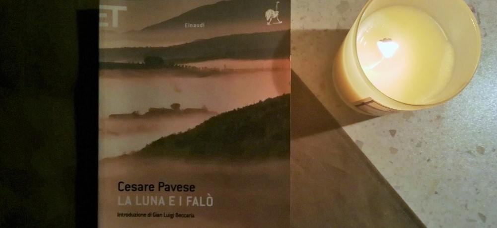 Copertina del romanzo con accanto una candela accesa.