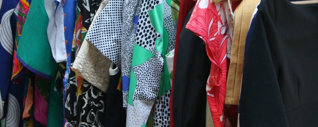 Serie di vestiti appesi, colorati.