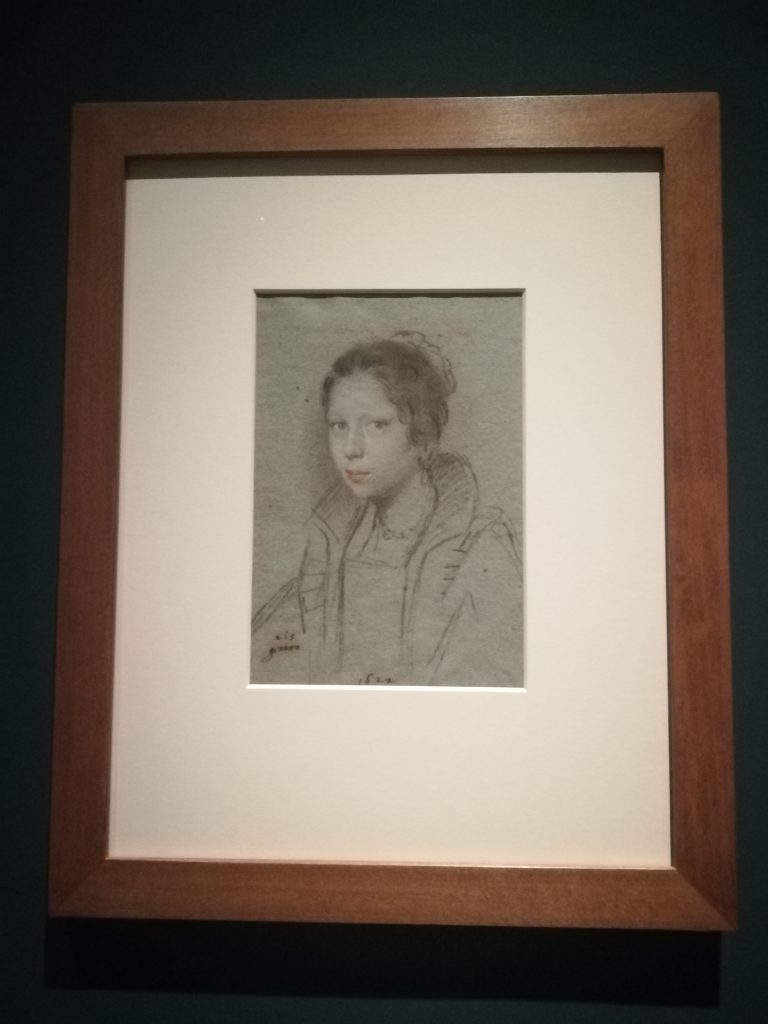 Ragazza con capelli raccolti.