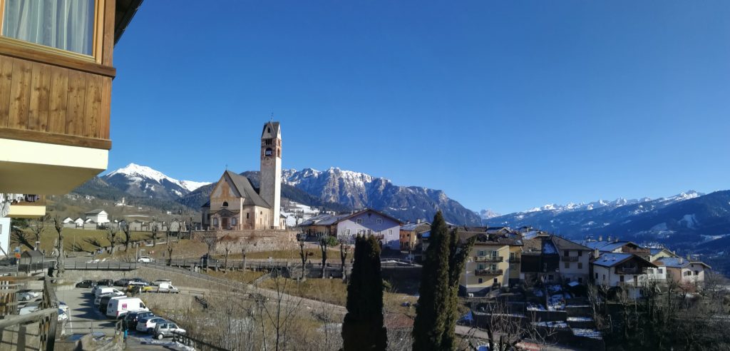 Veduta della chiesa e del paese di Carano.