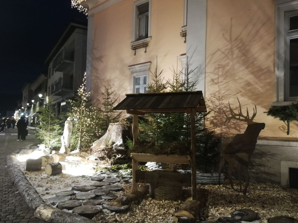 Decorazioni natalizie per le vie di Cavalese.