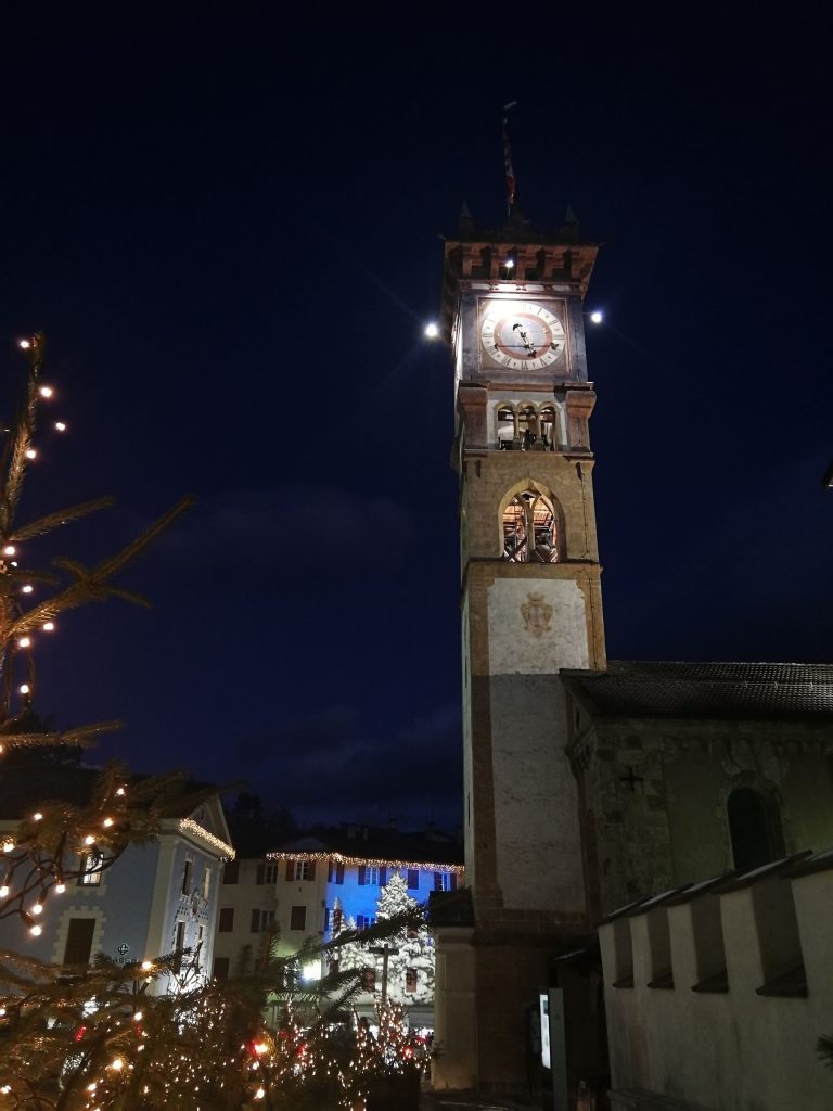 Campanile con orologio a Cavalese.