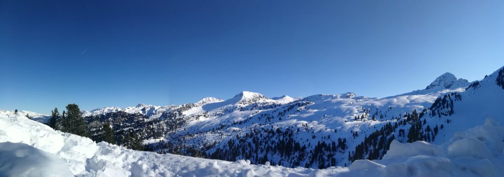 Panorama di montagne completamente innevate.