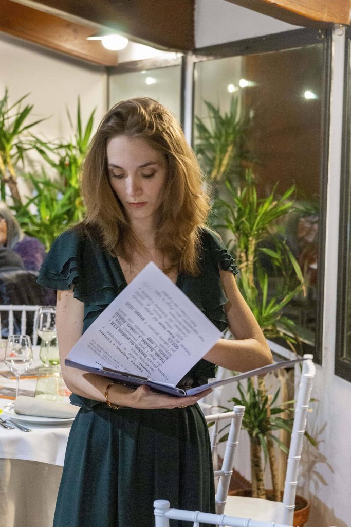 Ragazza (Federica) in abito da sera verde, mentre sfoglia le pagine del rigidino.