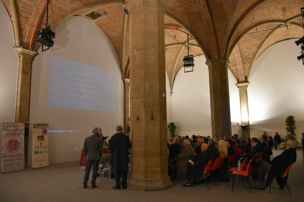 Sala d'armi di Palazzo Vecchio: soffitto a volte a sesto acuto, allestimento per la conferenza e pubblico seduto.