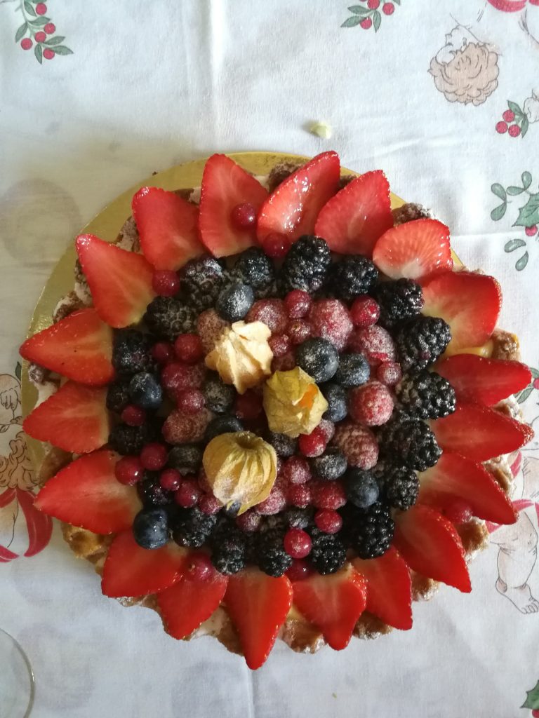 Torta di frutta con fragole e frutti di bosco.