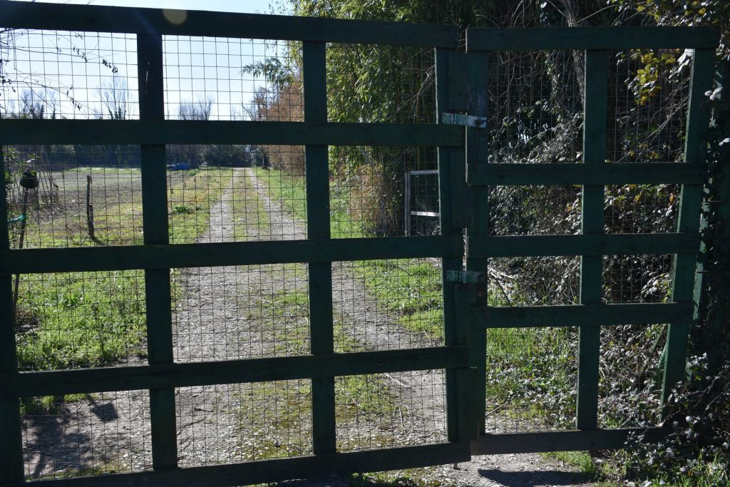 Cancello per accedere ai capanni.