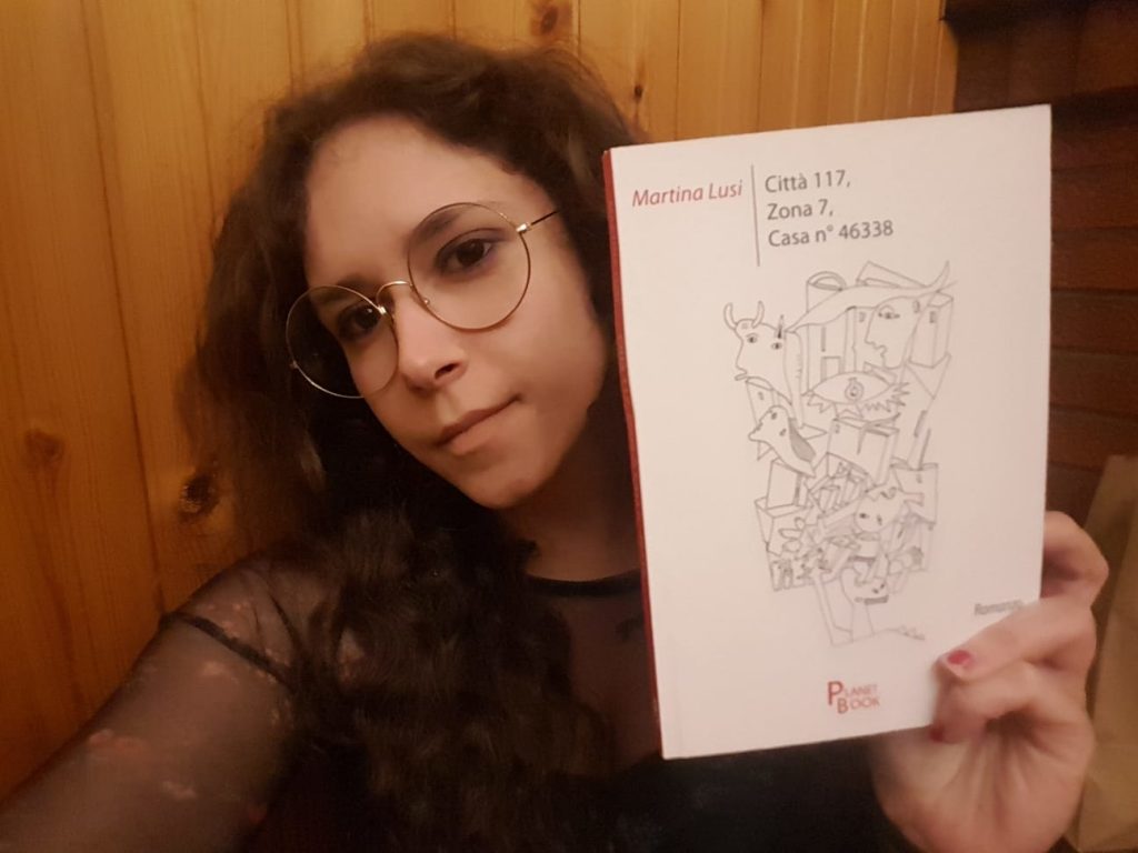 L'autrice, Martina Lusi, con il proprio libro.