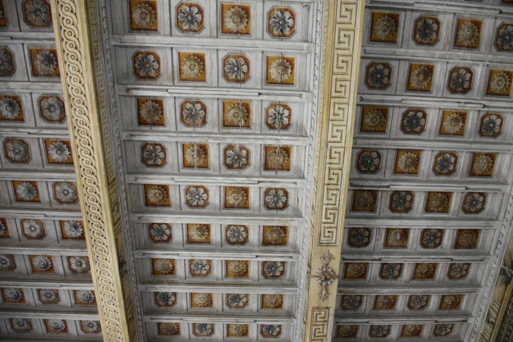 Soffitto con decorazioni alla greca e fiori, bianco e ocra.