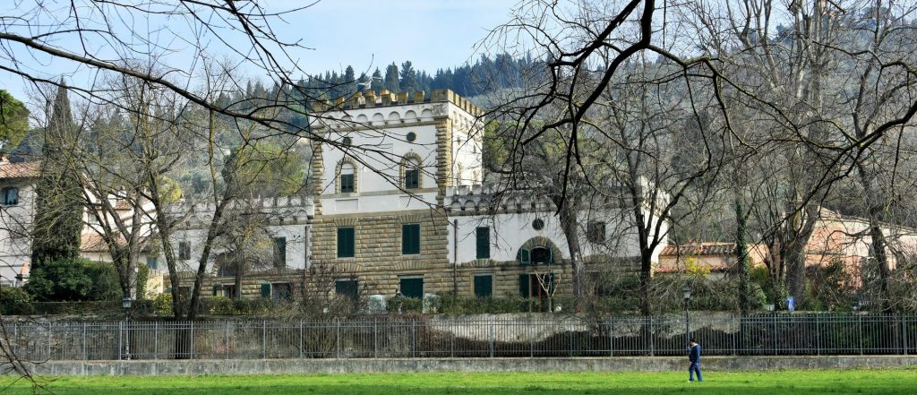Facciata della villa vista dal parco.