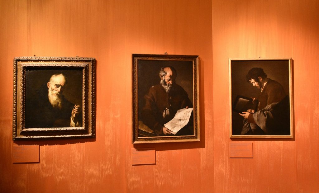 Tre quadri, stessa angolatura della prima foto.