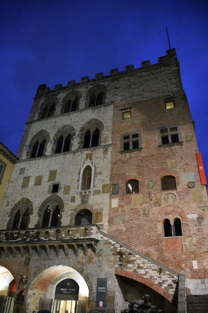 La facciata di Palazzo Pretorio all'imbrunire.