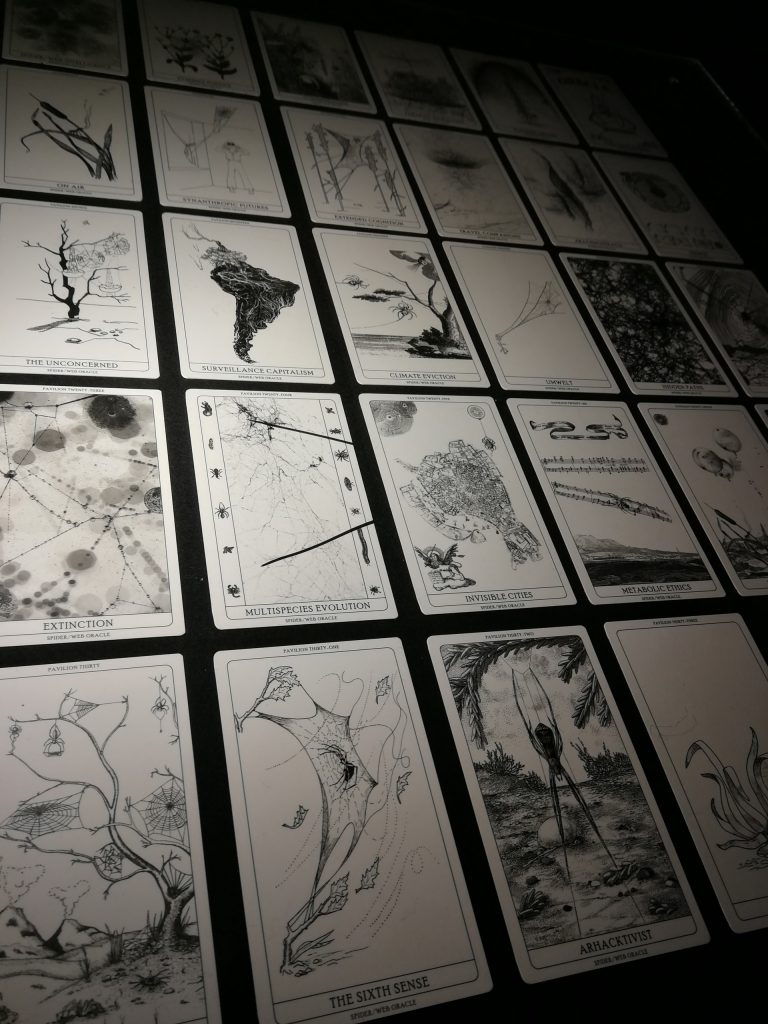 Serie di carte con disegni in bianco e nero.