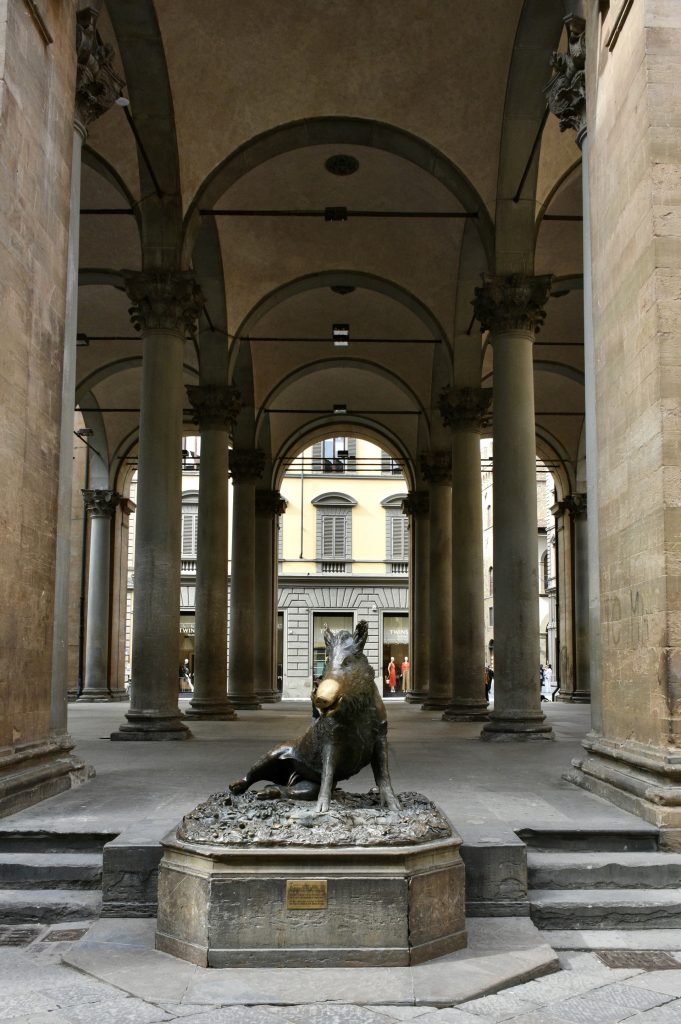Statua in bronzo del Porcellino (cinghiale) in mezzo al loggiato.
