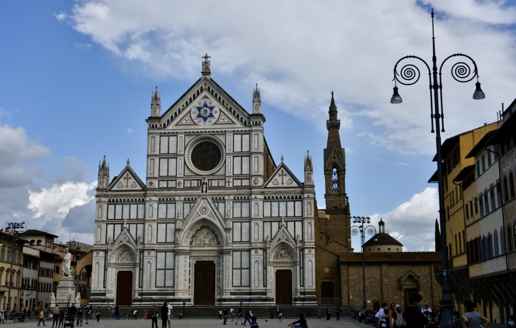 Facciata della Chiesa di Santa Croce e piazza.