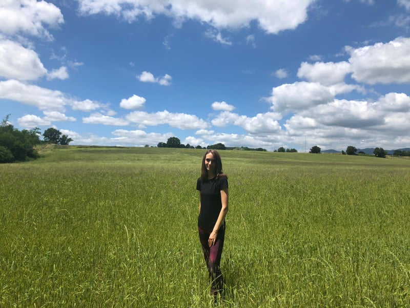 Federica in mezzo ad un campo verde.
