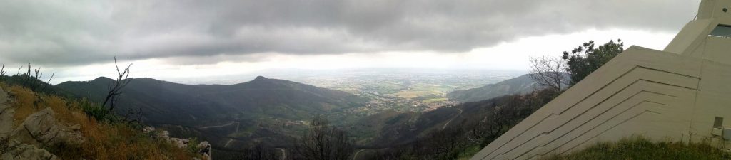 Panorama su pianura, alberi, parte finale del monumento ai caduti.