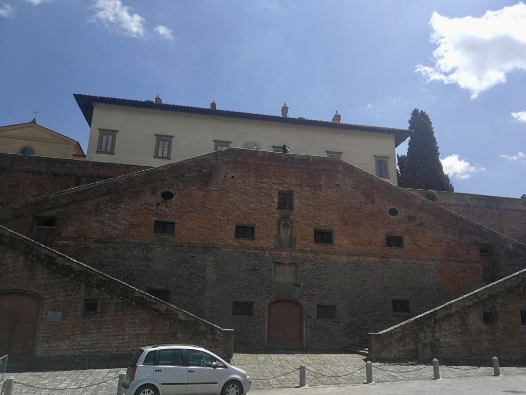 Rampe in mattoni rossi, sopra la villa.