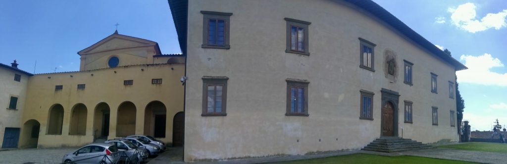 Chiesa con porticato e fronte della villa.