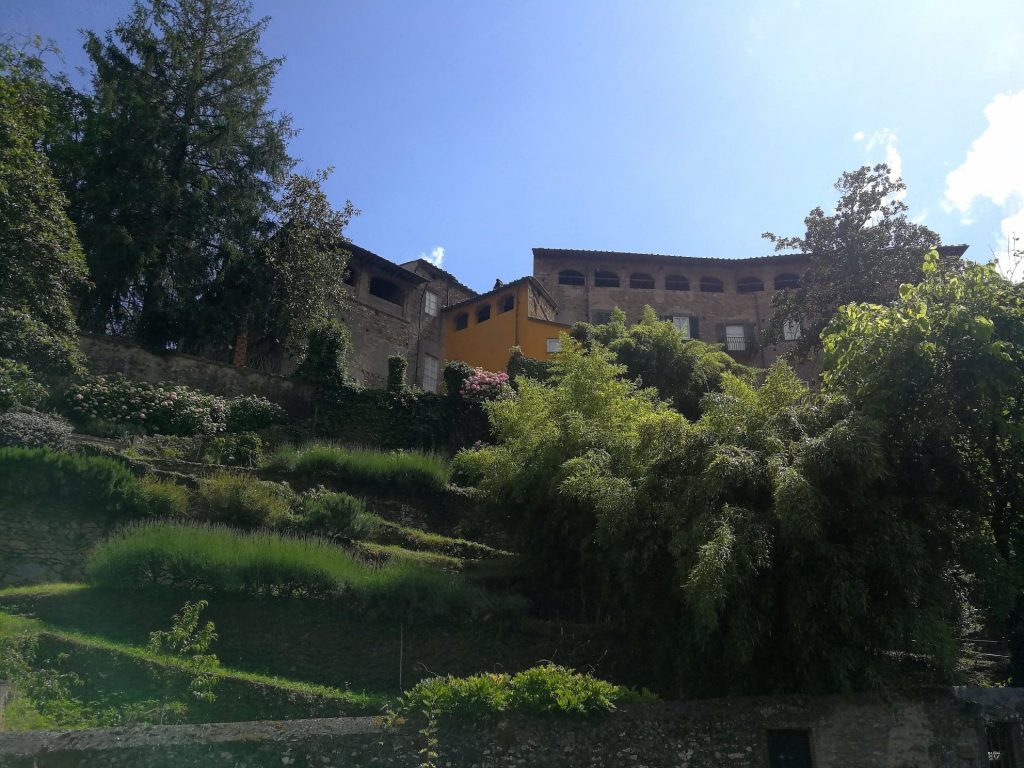 Villa su giardini verdeggianti.
