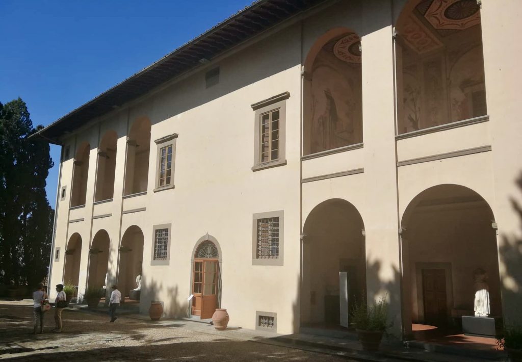 Retro della villa con quattro grandi loggiati, due per ognuno dei due piani.
