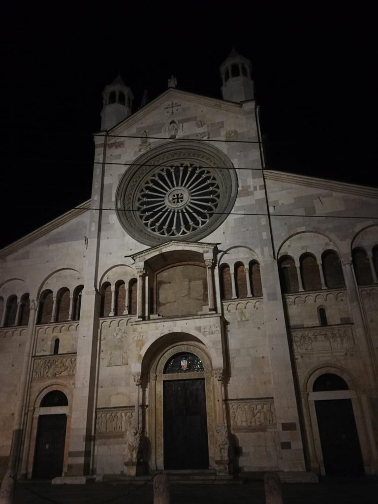 Facciata in notturna del duomo di Modena.