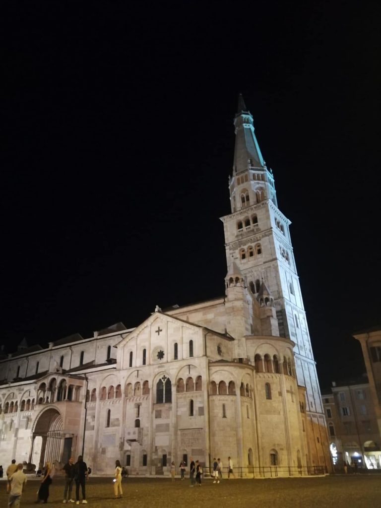 Retro del duomo di Modena, con campanile, visto di notte.