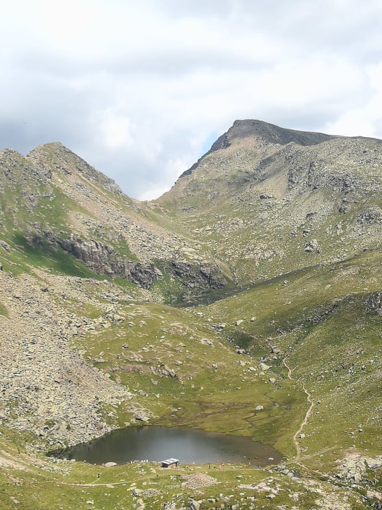 Il lago Lusia; verde dei prati e rocce.