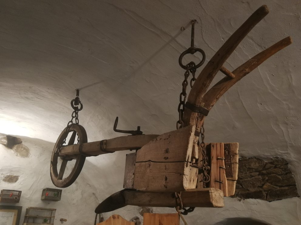 Antico aratro in legno appeso al soffito.