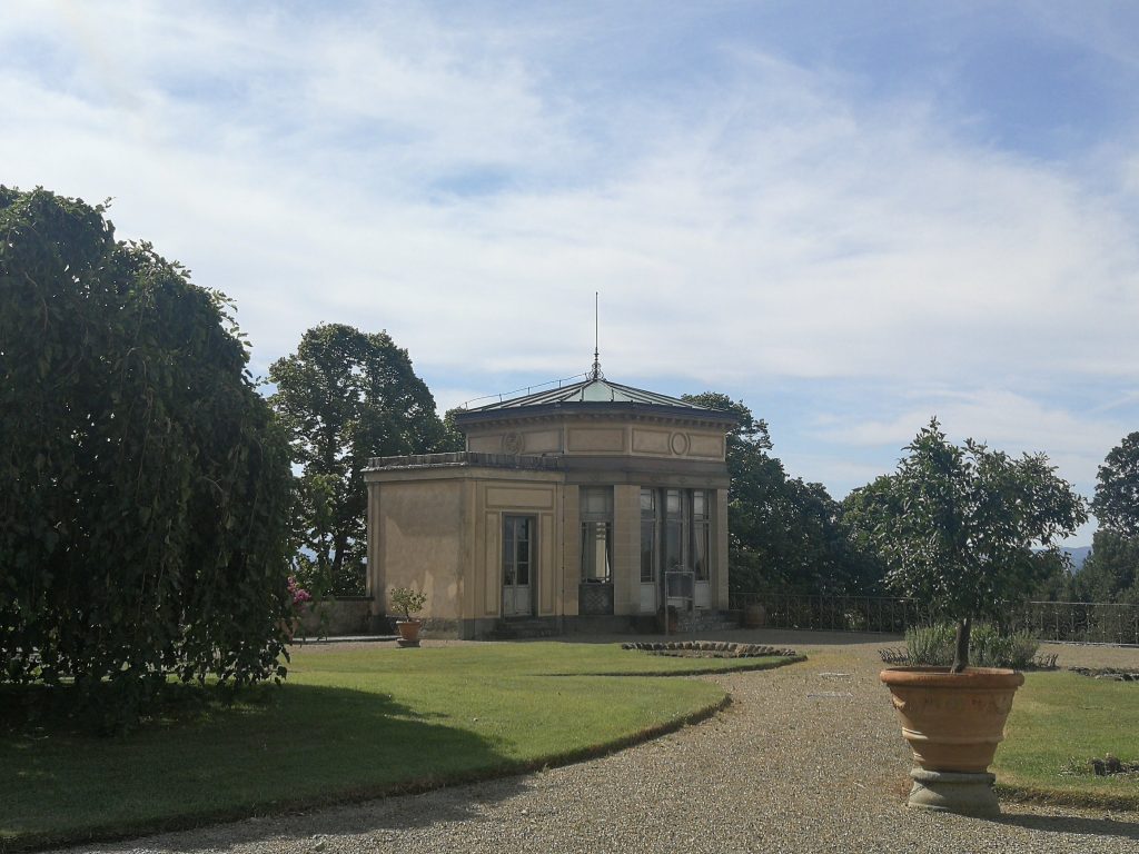 Belvedere, piccolo casottino con grandi finestre, alberi, agrumi e aiuole.