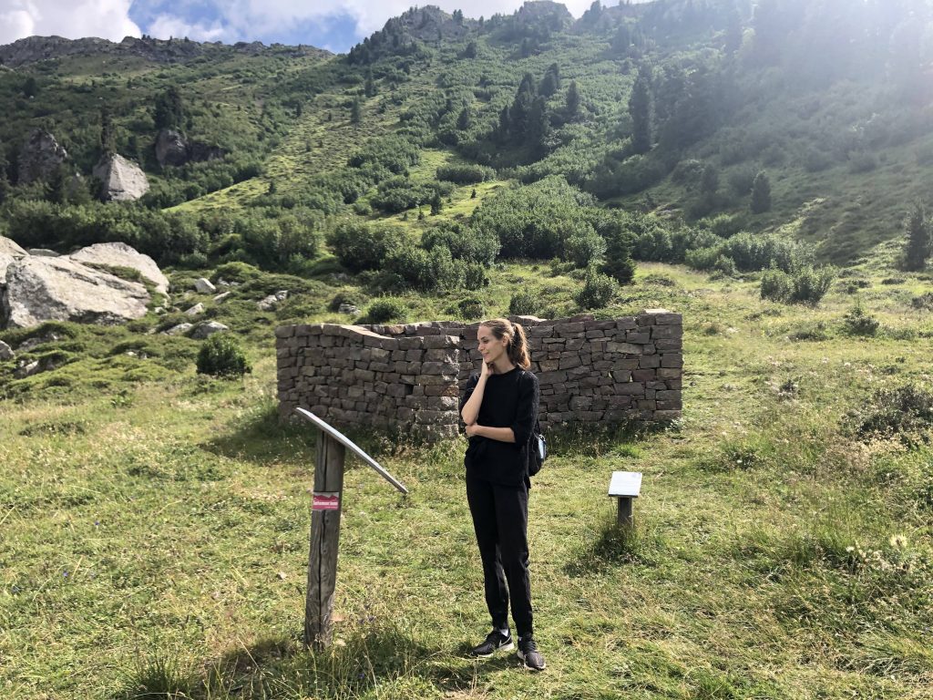 Federica legge un cartello esplicativo davanti all'opera Giardino di Danae.