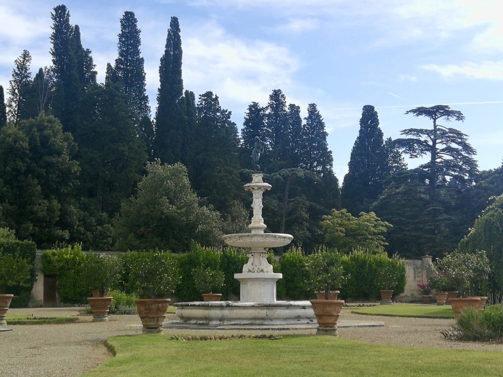 Nel giardino, fontana bianca con statua in bronzo di Venere che si strizza i capelli bagnati.