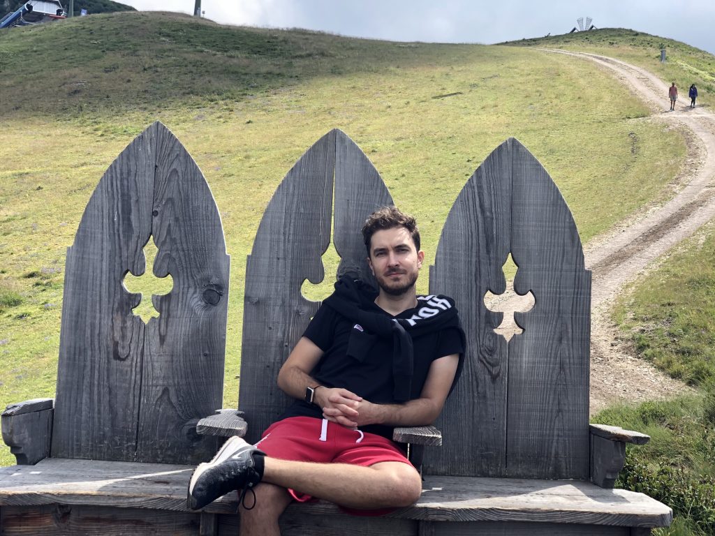 Lorenzo seduto sui seggi dell'opera Natura viva.