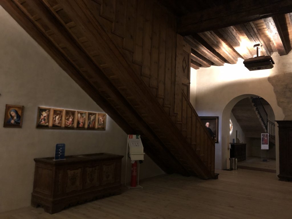 Interno museo: scala e alcuni dipinti, cassapanca.