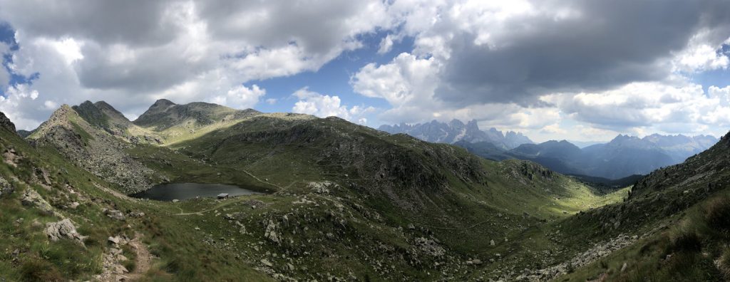 Laghi di Lusia e panorama sulle catene montuose; verde dei prati e rocce.