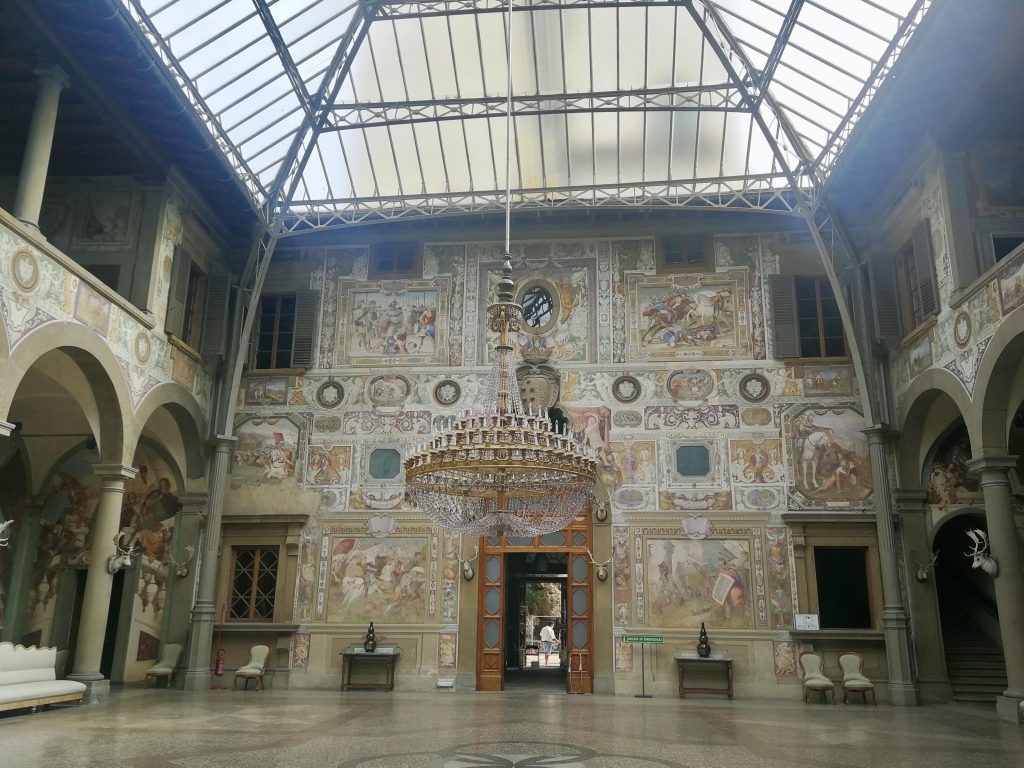 Sala da ballo, affrescata, lampadario grande al centro, soffitto in ghisa semi-trasparente.