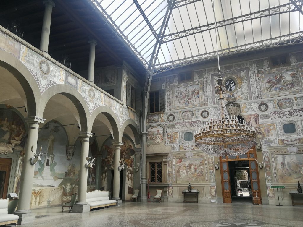 Sala da ballo, affrescata, lampadario grande al centro, soffitto in ghisa semi-trasparente.
