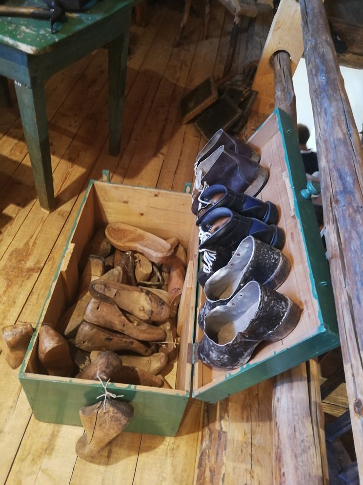 Scarpe di vario tipo, tra cui alcune di latta.